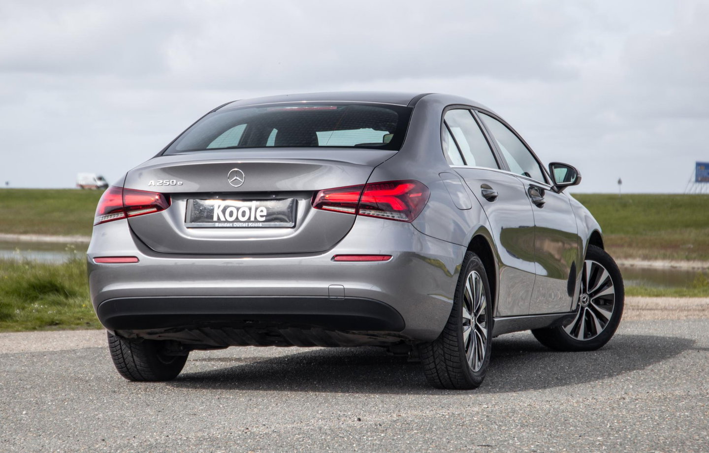 Mercedes-Benz A-Klasse 250 e Business Line CARPLAY / LEER / CAMERA / CRUISE CONTROLE / DEALER ONDERHOUDEN