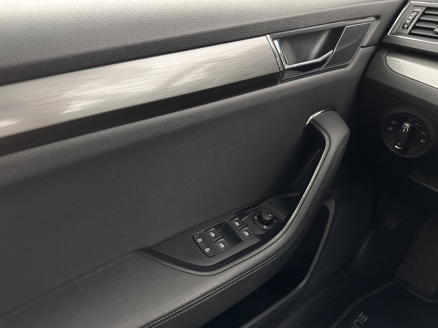 Škoda Superb Combi 1.4 TSI iV Sportline Business (Plug-in) (INCL.BTW) *PANO | ADAPTIVE-CRUISE | LEATHER-MICROFIBRE | FULL-LED | BLINDSPOT | MEMORY-PACK | TOP-VIEW | HEATED-COMFORTSEATS | KEYLESS | DIGI-COCKPIT | NAVI-FULLMAP | ECC | PDC | 19''ALU*