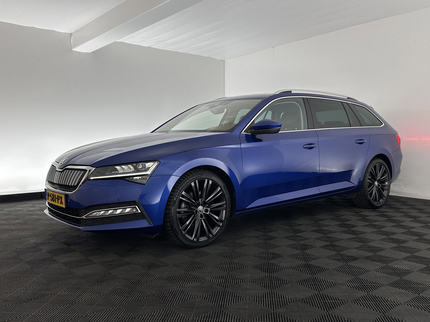Škoda Superb Combi 1.4 TSI iV Sportline Business (Plug-in) (INCL.BTW) *PANO | ADAPTIVE-CRUISE | LEATHER-MICROFIBRE | FULL-LED | BLINDSPOT | MEMORY-PACK | TOP-VIEW | HEATED-COMFORTSEATS | KEYLESS | DIGI-COCKPIT | NAVI-FULLMAP | ECC | PDC | 19''ALU*