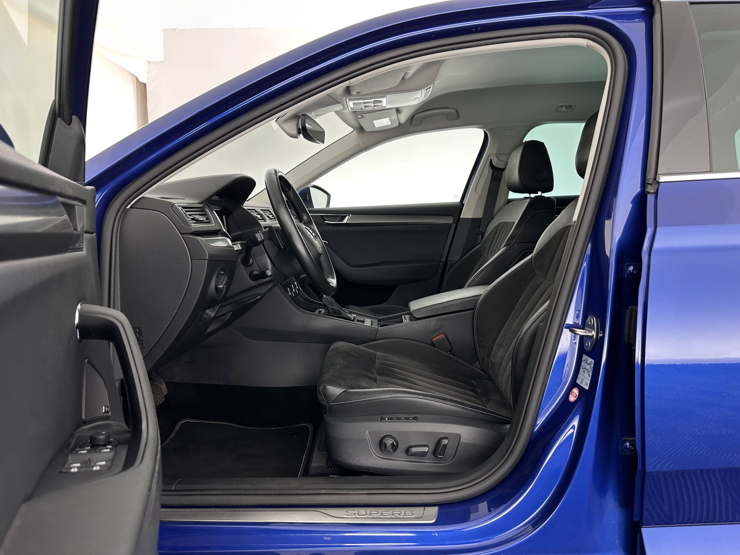 Škoda Superb Combi 1.4 TSI iV Sportline Business (Plug-in) (INCL.BTW) *PANO | ADAPTIVE-CRUISE | LEATHER-MICROFIBRE | FULL-LED | BLINDSPOT | MEMORY-PACK | TOP-VIEW | HEATED-COMFORTSEATS | KEYLESS | DIGI-COCKPIT | NAVI-FULLMAP | ECC | PDC | 19''ALU*