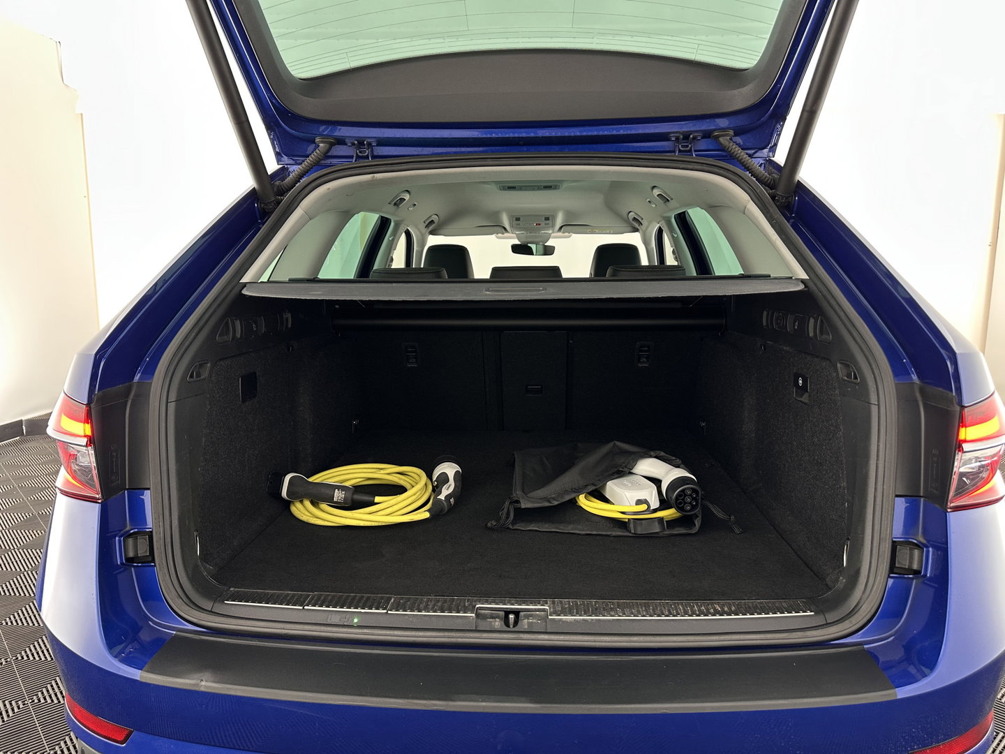 Škoda Superb Combi 1.4 TSI iV Sportline Business (Plug-in) (INCL.BTW) *PANO | ADAPTIVE-CRUISE | LEATHER-MICROFIBRE | FULL-LED | BLINDSPOT | MEMORY-PACK | TOP-VIEW | HEATED-COMFORTSEATS | KEYLESS | DIGI-COCKPIT | NAVI-FULLMAP | ECC | PDC | 19''ALU*