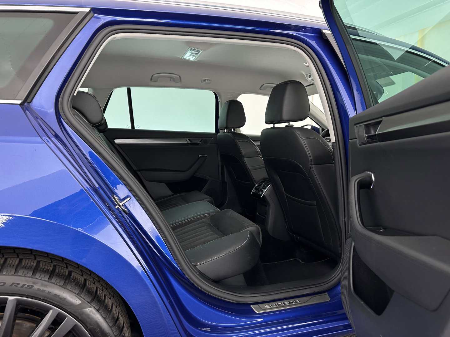 Škoda Superb Combi 1.4 TSI iV Sportline Business (Plug-in) (INCL.BTW) *PANO | ADAPTIVE-CRUISE | LEATHER-MICROFIBRE | FULL-LED | BLINDSPOT | MEMORY-PACK | TOP-VIEW | HEATED-COMFORTSEATS | KEYLESS | DIGI-COCKPIT | NAVI-FULLMAP | ECC | PDC | 19''ALU*