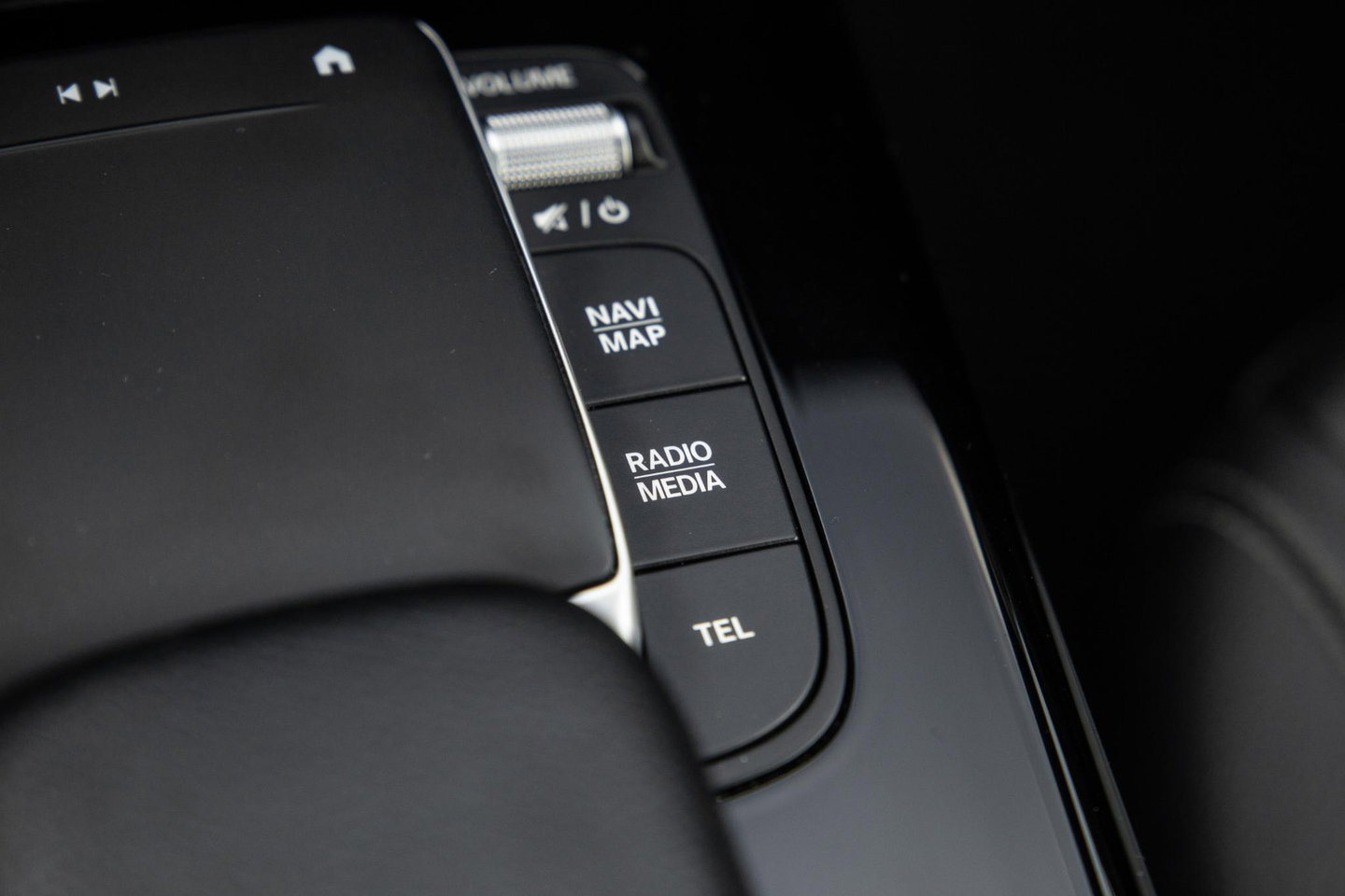 Mercedes-Benz A-Klasse 250 e Business Line CARPLAY / LEER / CAMERA / CRUISE CONTROLE / DEALER ONDERHOUDEN