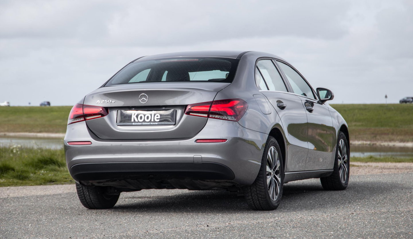 Mercedes-Benz A-Klasse 250 e Business Line CARPLAY / LEER / CAMERA / CRUISE CONTROLE / DEALER ONDERHOUDEN