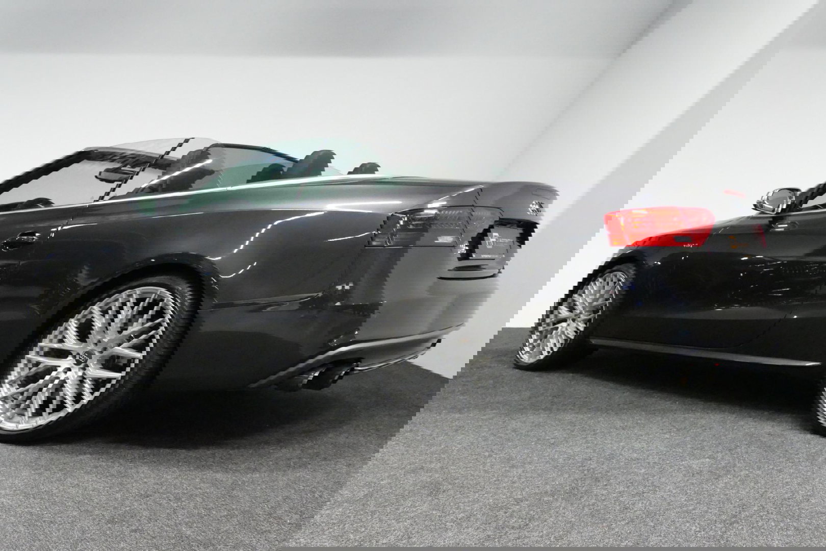 Audi S5 Cabriolet 3.0 TFSI quattro Pro Line / S Sportstoelen / Carbon interieur / Elektr. verstelbare voorstoelen (links met memory) / Bi-xenon verlichting / Magnetic Ride / Bang & Olufsen Sound System / Stoelverwarming / Luxe lederen bekleding / Navigatie / Clim