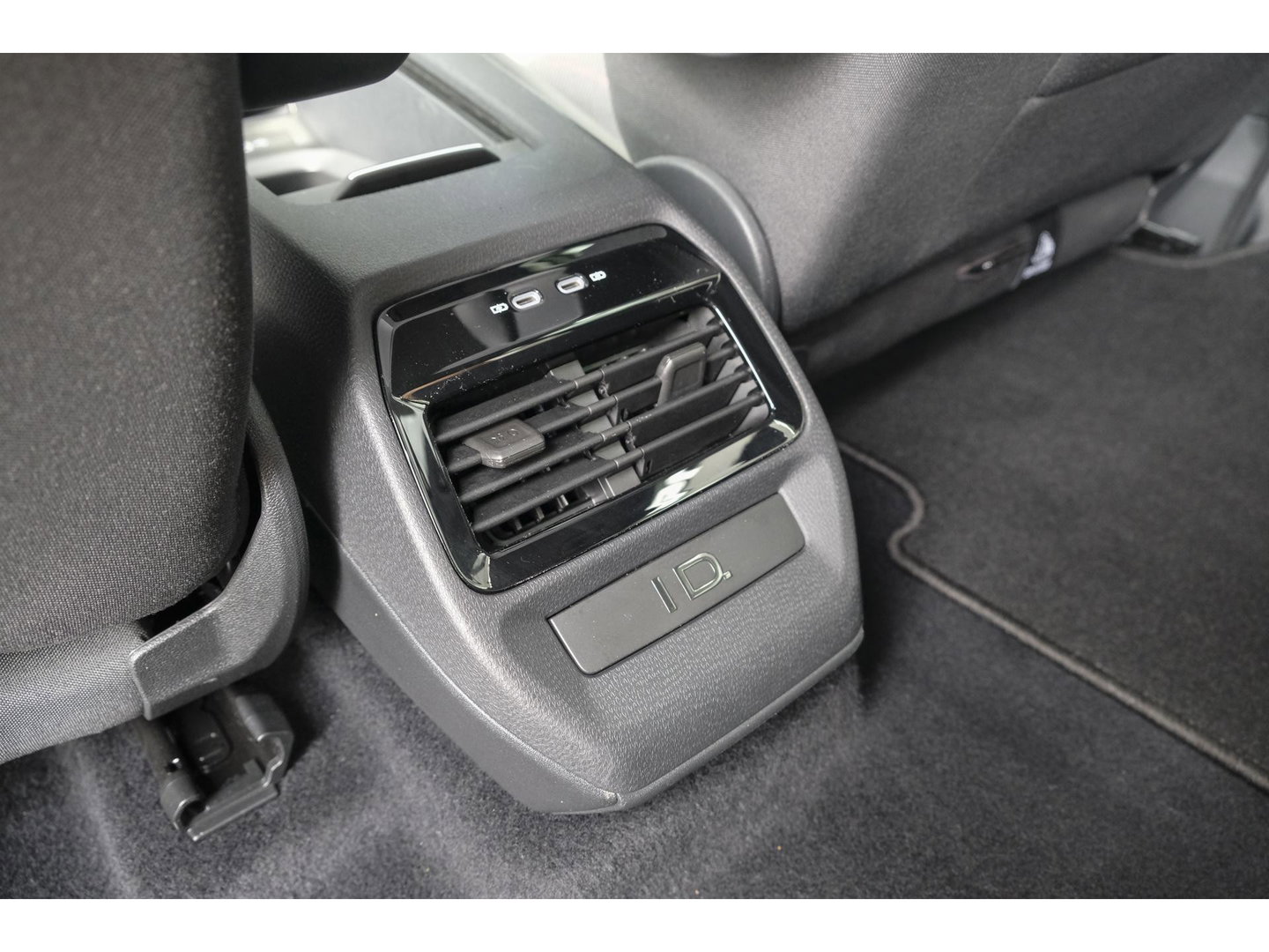 Volkswagen ID.5 GTX 300pk 77 kWh Sportstoelen *SOH 93%* Warmtepomp Trekhaak elektrisch NLauto 1e Eigenaar