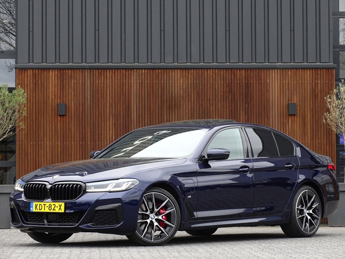 BMW 5 Serie 530e 292PK X-Drive M-Sport / Softclose / Individual / 360° / M-S