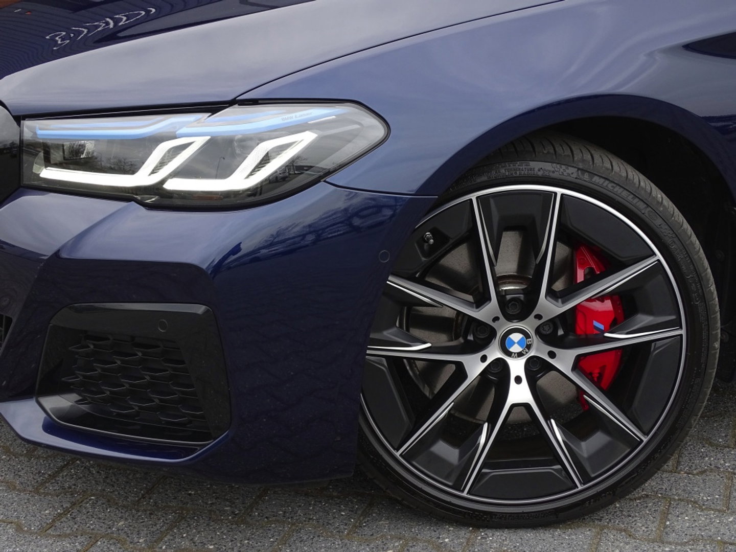 BMW 5 Serie 530e 292PK X-Drive M-Sport / Softclose / Individual / 360° / M-S