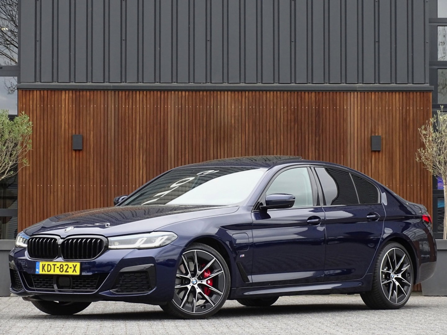 BMW 5 Serie 530e 292PK X-Drive M-Sport / Softclose / Individual / 360° / M-S