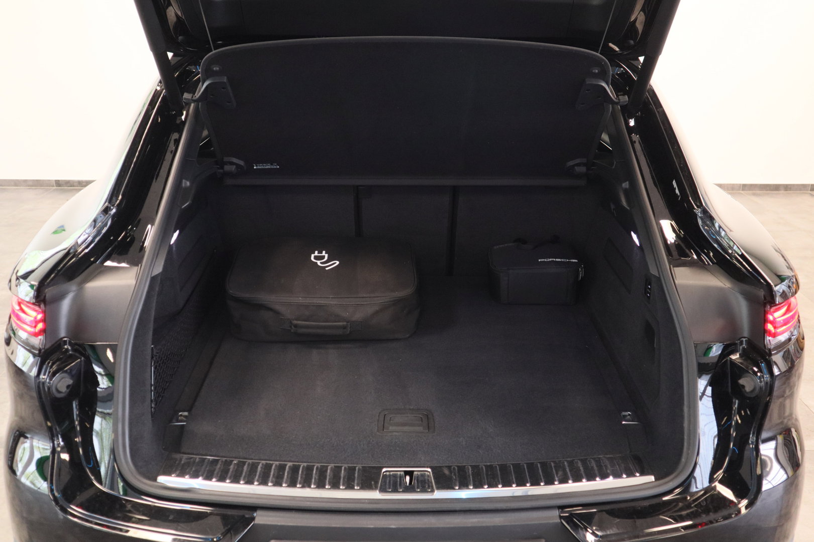 Porsche Cayenne Coupé 3.0 E-Hybrid Sport Chrono Keless Go Memory 24 Maanden garantie* (Vraag naar de voorwaarden)