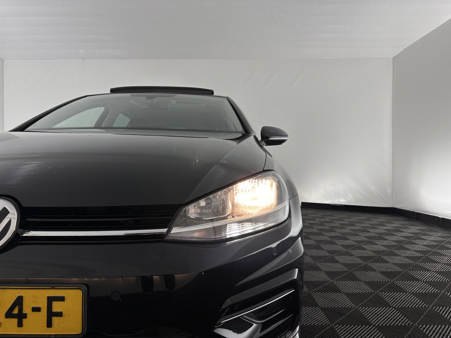 Volkswagen Golf 1.6 TDI Highline Business R-Line Aut. *PANO | ADAPTIVE-CRUISE | DIGI-COCKPIT | HEATED-SPORTSEATS | PRIVACY-GLASS | NAVI-FULLMAP | ECC | PDC | 18''ALU*