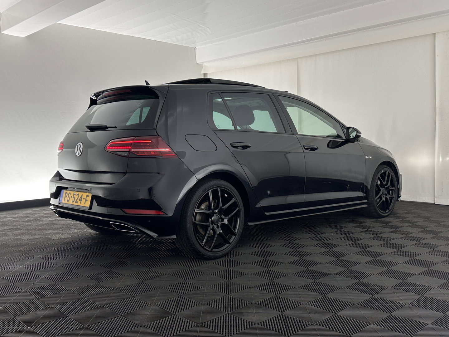 Volkswagen Golf 1.6 TDI Highline Business R-Line Aut. *PANO | ADAPTIVE-CRUISE | DIGI-COCKPIT | HEATED-SPORTSEATS | PRIVACY-GLASS | NAVI-FULLMAP | ECC | PDC | 18''ALU*