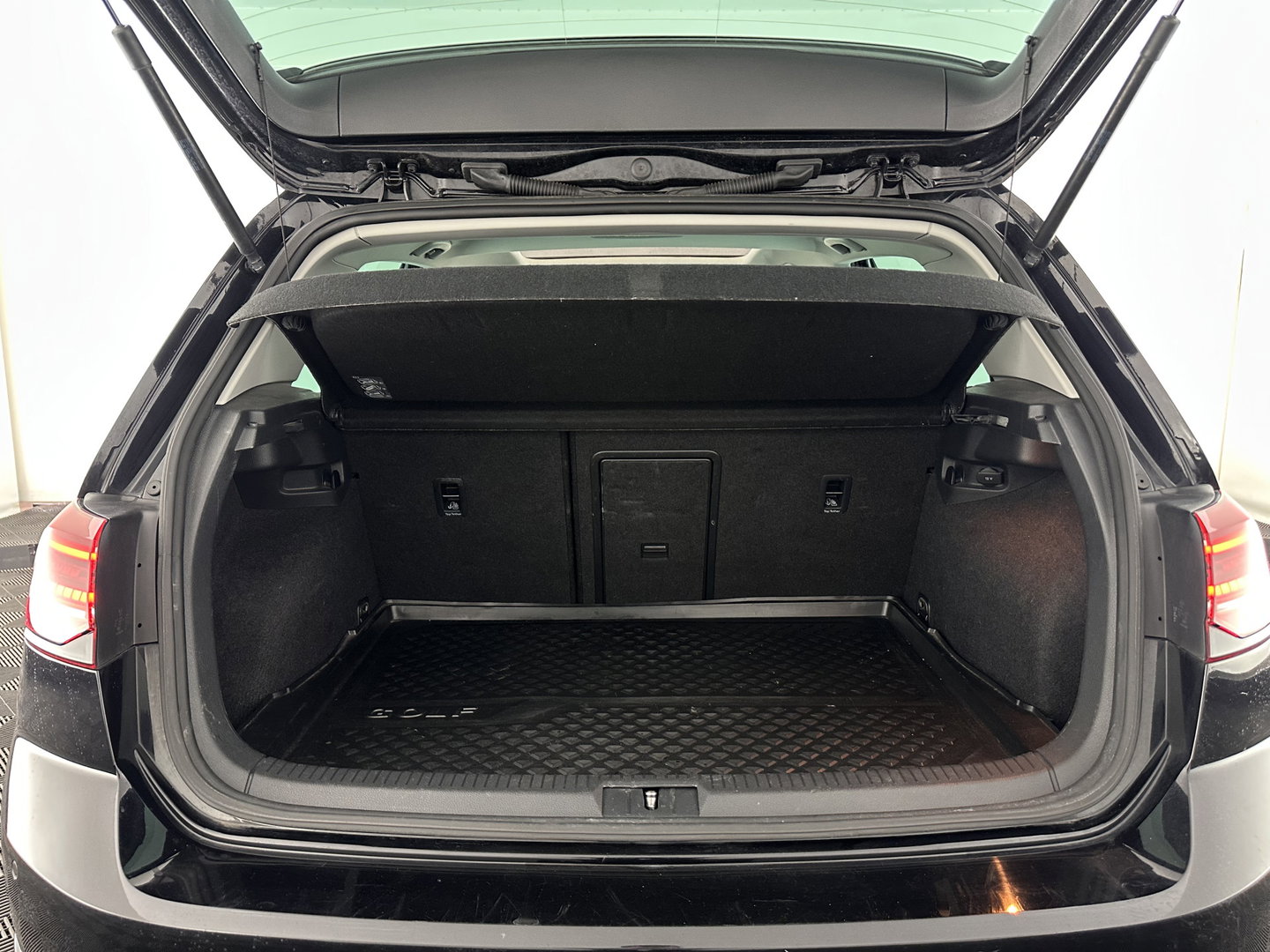 Volkswagen Golf 1.6 TDI Highline Business R-Line Aut. *PANO | ADAPTIVE-CRUISE | DIGI-COCKPIT | HEATED-SPORTSEATS | PRIVACY-GLASS | NAVI-FULLMAP | ECC | PDC | 18''ALU*