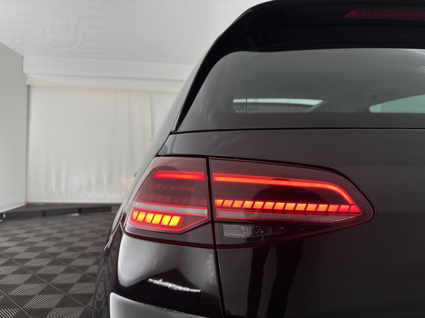 Volkswagen Golf 1.6 TDI Highline Business R-Line Aut. *PANO | ADAPTIVE-CRUISE | DIGI-COCKPIT | HEATED-SPORTSEATS | PRIVACY-GLASS | NAVI-FULLMAP | ECC | PDC | 18''ALU*