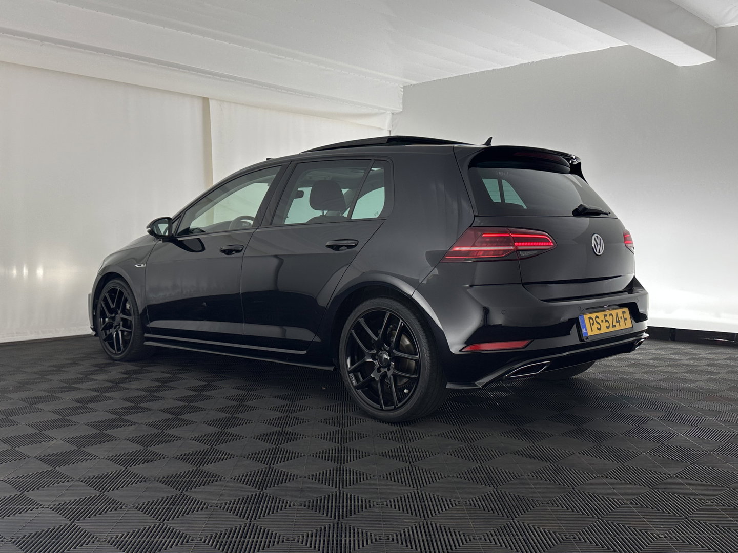 Volkswagen Golf 1.6 TDI Highline Business R-Line Aut. *PANO | ADAPTIVE-CRUISE | DIGI-COCKPIT | HEATED-SPORTSEATS | PRIVACY-GLASS | NAVI-FULLMAP | ECC | PDC | 18''ALU*