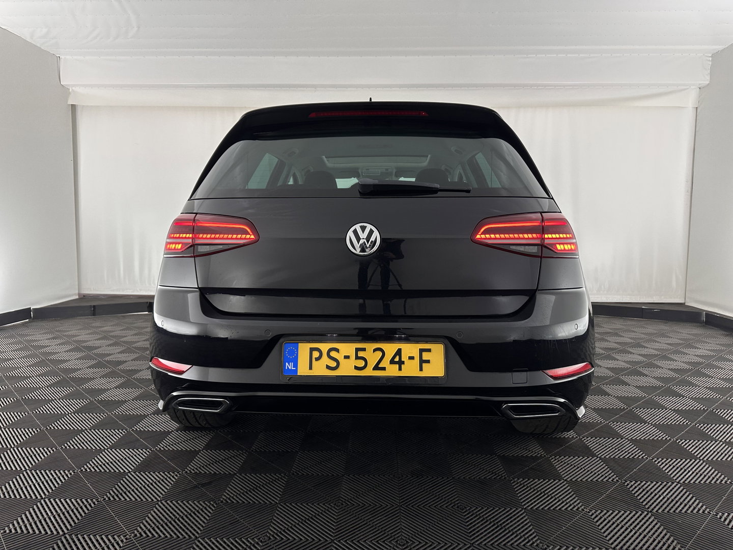 Volkswagen Golf 1.6 TDI Highline Business R-Line Aut. *PANO | ADAPTIVE-CRUISE | DIGI-COCKPIT | HEATED-SPORTSEATS | PRIVACY-GLASS | NAVI-FULLMAP | ECC | PDC | 18''ALU*