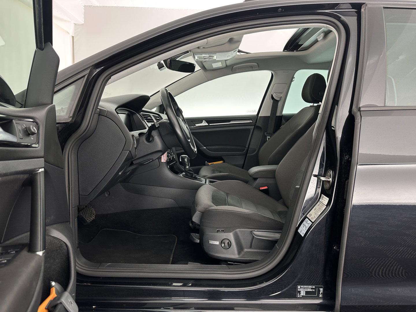 Volkswagen Golf 1.6 TDI Highline Business R-Line Aut. *PANO | ADAPTIVE-CRUISE | DIGI-COCKPIT | HEATED-SPORTSEATS | PRIVACY-GLASS | NAVI-FULLMAP | ECC | PDC | 18''ALU*