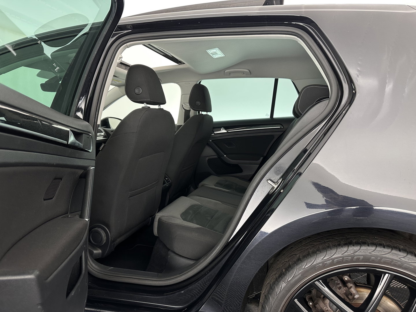 Volkswagen Golf 1.6 TDI Highline Business R-Line Aut. *PANO | ADAPTIVE-CRUISE | DIGI-COCKPIT | HEATED-SPORTSEATS | PRIVACY-GLASS | NAVI-FULLMAP | ECC | PDC | 18''ALU*