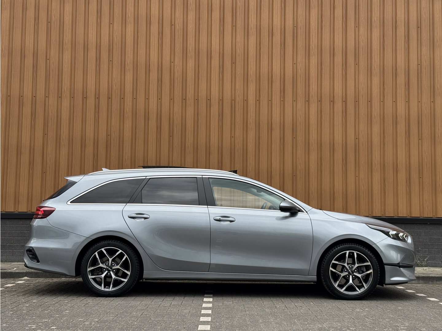 Kia Ceed Sportswagon 1.0 T-GDi ExecutiveLine | Panoramadak | Memorystoel | JBL | Stoel en Stuurverwarming | Keyless | Achteruitrijcamera | Apple Carplay | Android Auto | Parkeersensoren