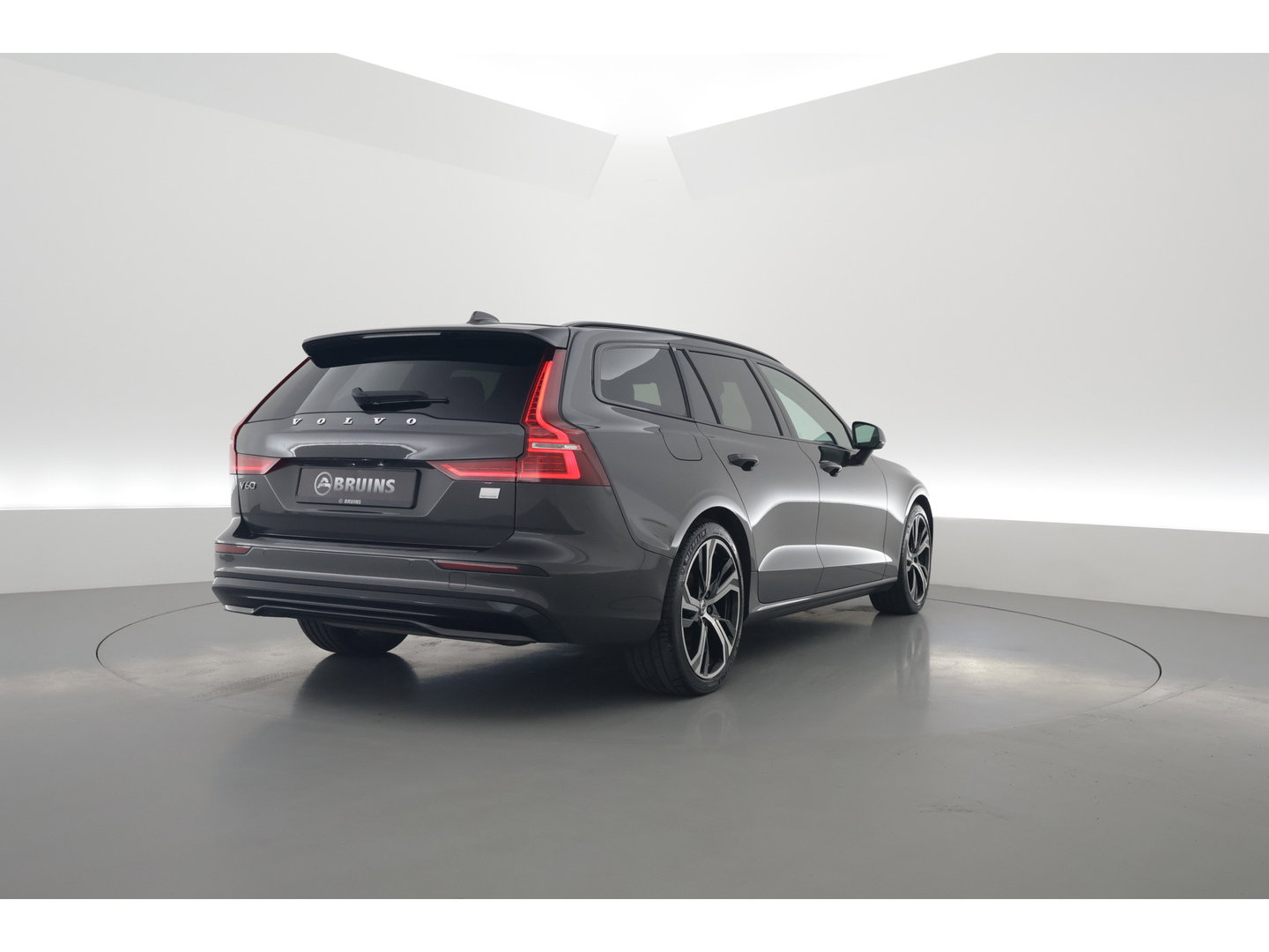 Volvo V60 T6 Recharge Plus Dark | Long Range | Pilot Assist | Trekhaak | Stoel + stuurver. | 19'' | H&K Audio |
