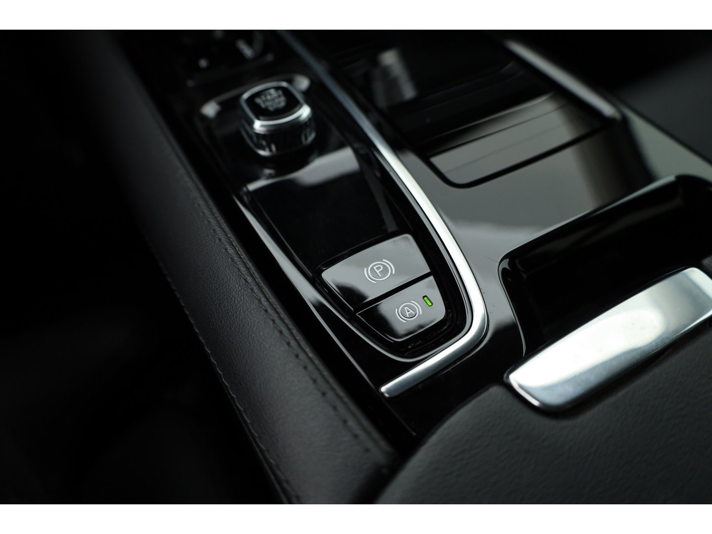 Volvo V60 T6 Recharge Plus Dark | Long Range | Pilot Assist | Trekhaak | Stoel + stuurver. | 19'' | H&K Audio |