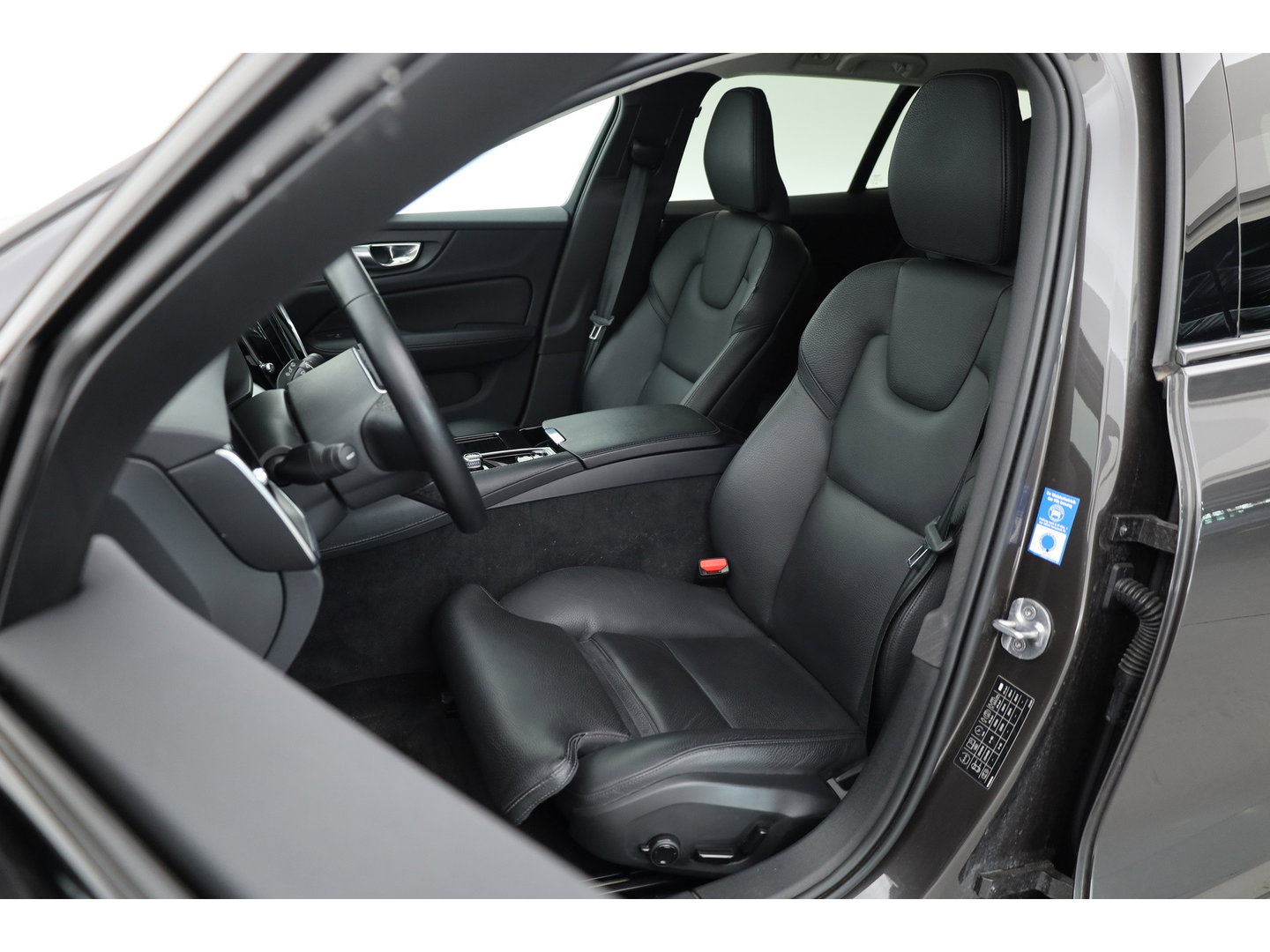 Volvo V60 T6 Recharge Plus Dark | Long Range | Pilot Assist | Trekhaak | Stoel + stuurver. | 19'' | H&K Audio |