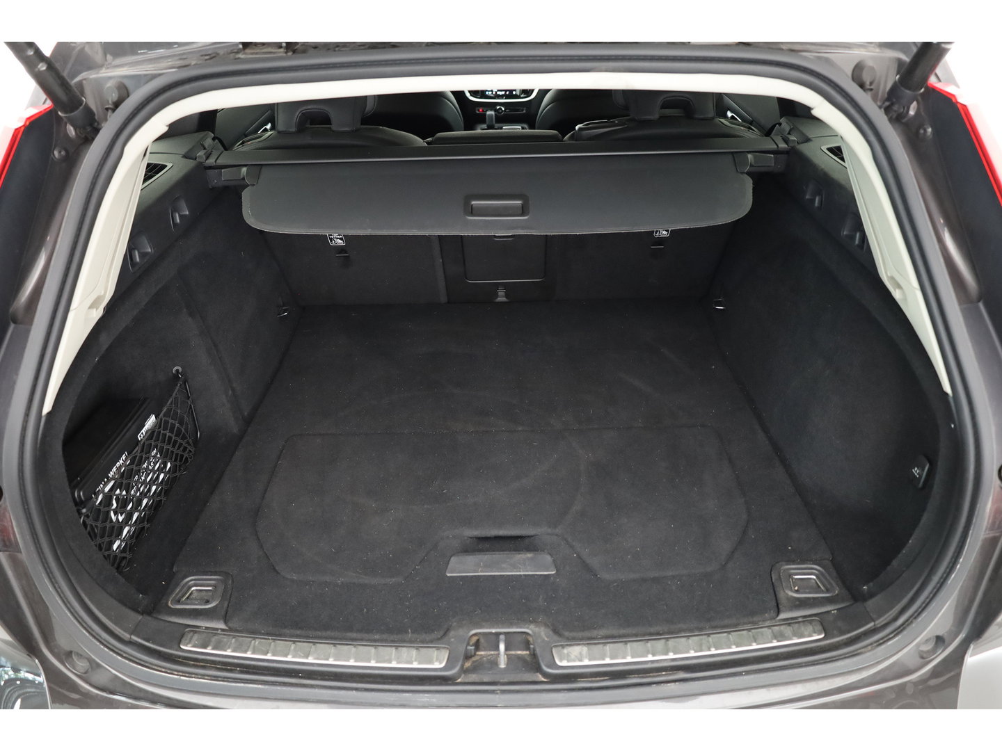 Volvo V60 T6 Recharge Plus Dark | Long Range | Pilot Assist | Trekhaak | Stoel + stuurver. | 19'' | H&K Audio |