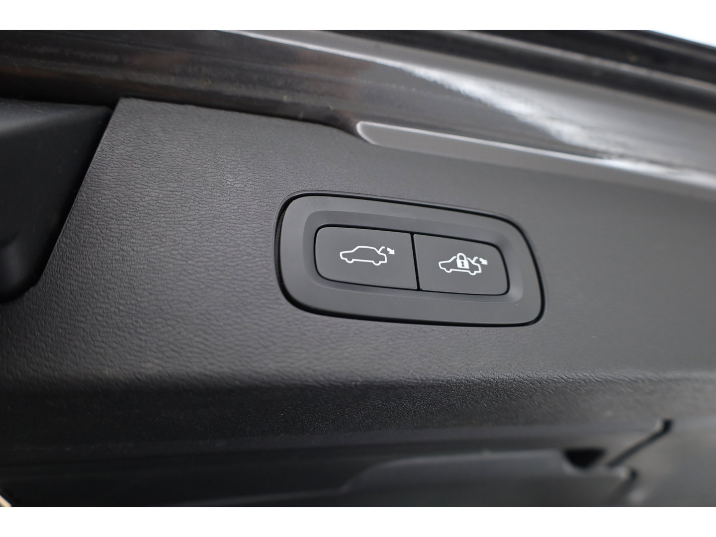 Volvo V60 T6 Recharge Plus Dark | Long Range | Pilot Assist | Trekhaak | Stoel + stuurver. | 19'' | H&K Audio |