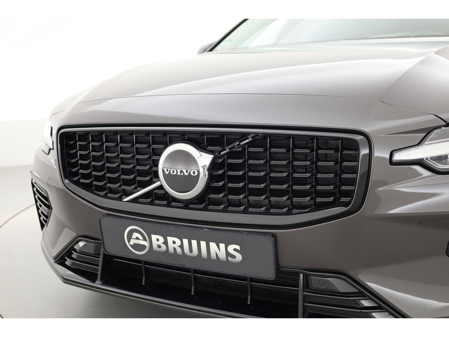 Volvo V60 T6 Recharge Plus Dark | Long Range | Pilot Assist | Trekhaak | Stoel + stuurver. | 19'' | H&K Audio |