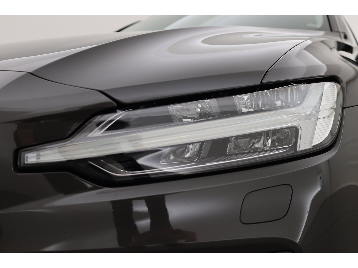 Volvo V60 T6 Recharge Plus Dark | Long Range | Pilot Assist | Trekhaak | Stoel + stuurver. | 19'' | H&K Audio |