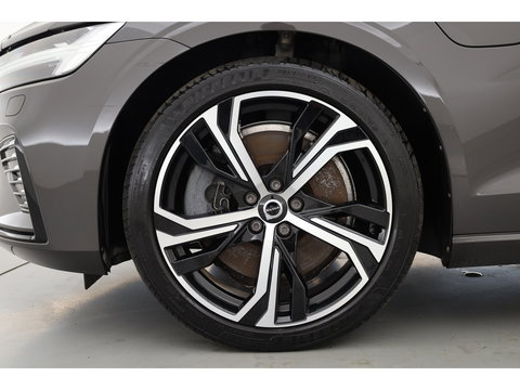 Volvo V60 T6 Recharge Plus Dark | Long Range | Pilot Assist | Trekhaak | Stoel + stuurver. | 19'' | H&K Audio |