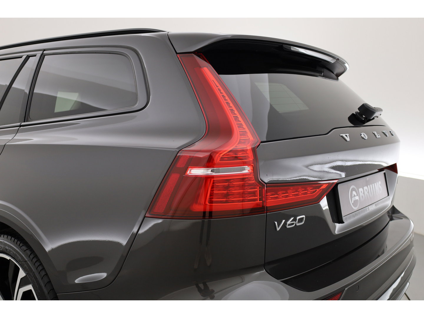 Volvo V60 T6 Recharge Plus Dark | Long Range | Pilot Assist | Trekhaak | Stoel + stuurver. | 19'' | H&K Audio |