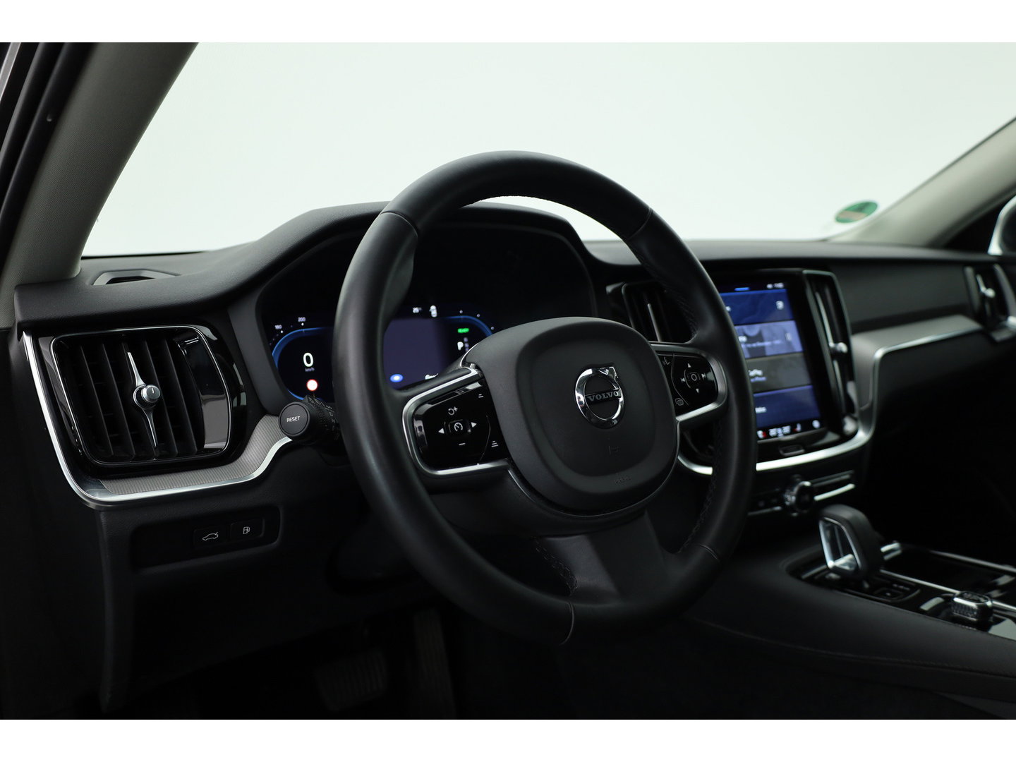 Volvo V60 T6 Recharge Plus Dark | Long Range | Pilot Assist | Trekhaak | Stoel + stuurver. | 19'' | H&K Audio |