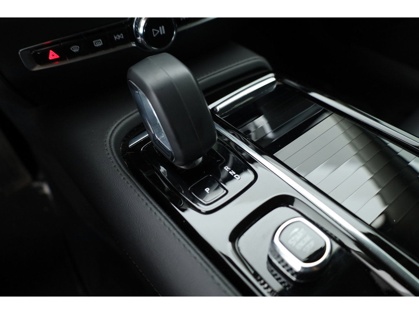 Volvo V60 T6 Recharge Plus Dark | Long Range | Pilot Assist | Trekhaak | Stoel + stuurver. | 19'' | H&K Audio |