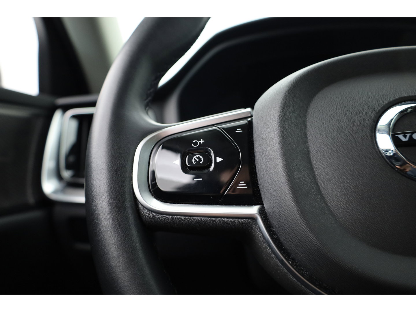 Volvo V60 T6 Recharge Plus Dark | Long Range | Pilot Assist | Trekhaak | Stoel + stuurver. | 19'' | H&K Audio |