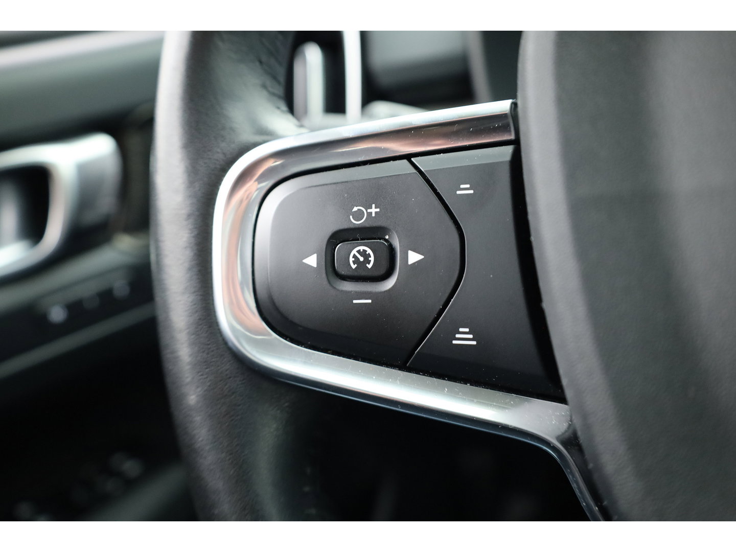 Volvo XC40 1.5 T5 Recharge Inscription | Pano-dak | 360 camera | Trekhaak | H&K audio | ACC+Blis | Stoel + stuurverwarming |