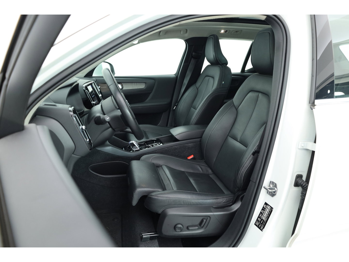 Volvo XC40 1.5 T5 Recharge Inscription | Pano-dak | 360 camera | Trekhaak | H&K audio | ACC+Blis | Stoel + stuurverwarming |