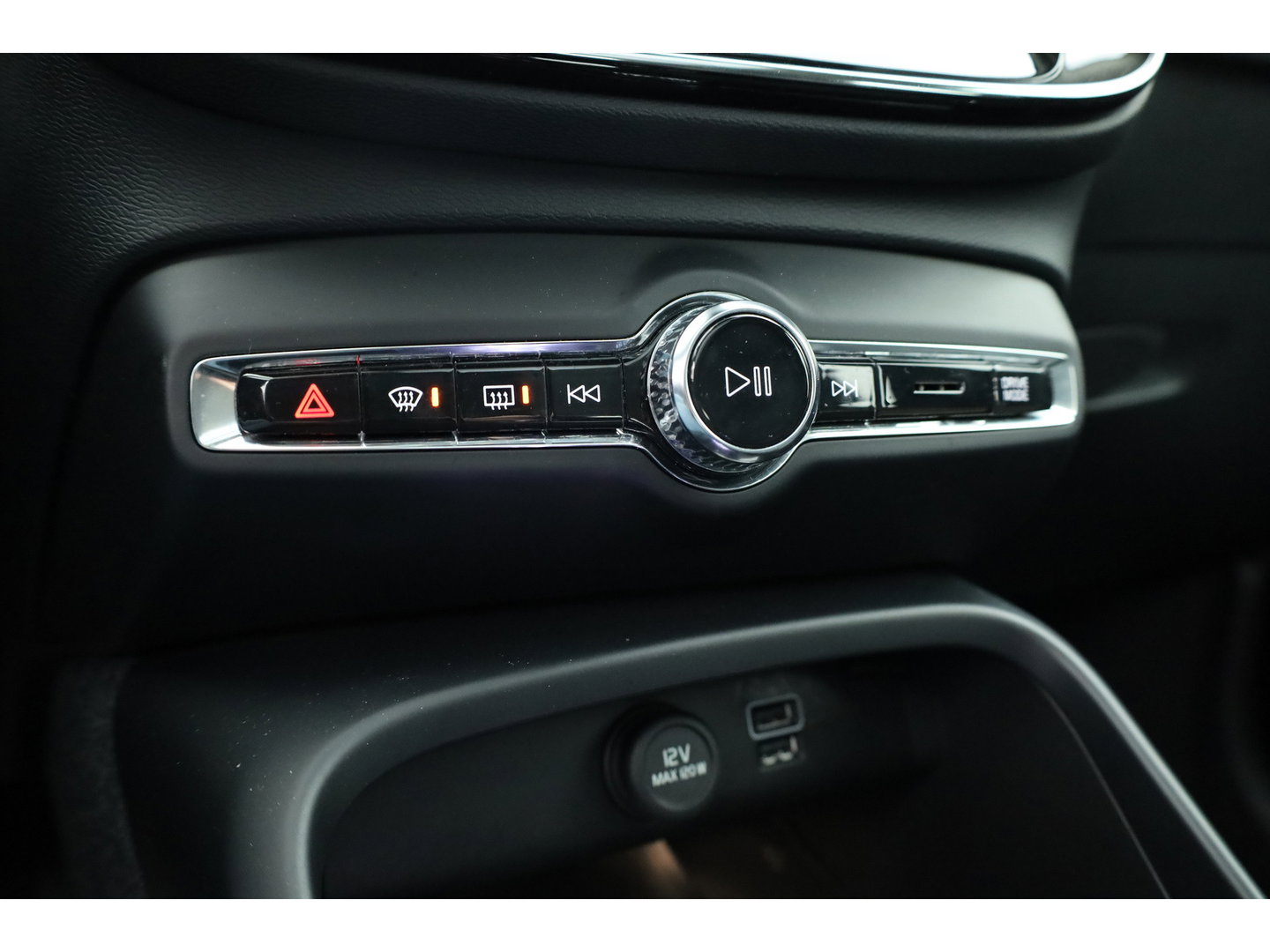 Volvo XC40 1.5 T5 Recharge Inscription | Pano-dak | 360 camera | Trekhaak | H&K audio | ACC+Blis | Stoel + stuurverwarming |