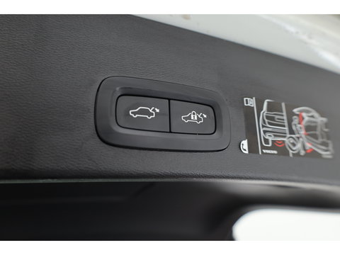 Volvo XC40 1.5 T5 Recharge Inscription | Pano-dak | 360 camera | Trekhaak | H&K audio | ACC+Blis | Stoel + stuurverwarming |
