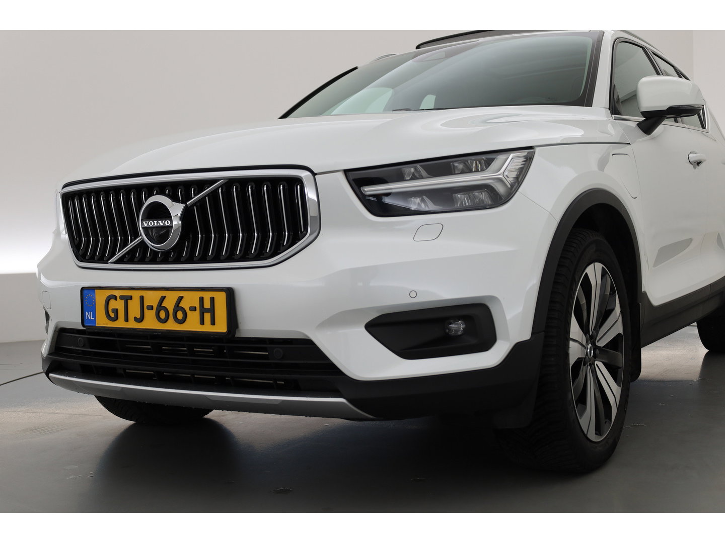 Volvo XC40 1.5 T5 Recharge Inscription | Pano-dak | 360 camera | Trekhaak | H&K audio | ACC+Blis | Stoel + stuurverwarming |