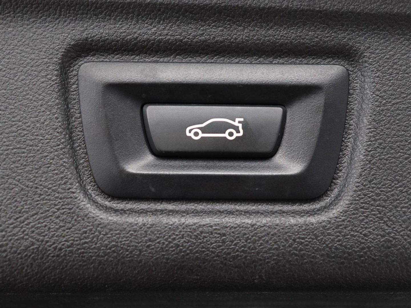 BMW 3 Serie 318i Luxury Line | Sportstoelen | Leder | Carplay | Live Cockpit | Sfeerverlichting | Trekhaak | Parkeerhulp | Climate control | Full LED | Cruise control | Bluetooth