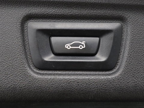 BMW 3 Serie 318i Luxury Line | Sportstoelen | Leder | Carplay | Live Cockpit | Sfeerverlichting | Trekhaak | Parkeerhulp | Climate control | Full LED | Cruise control | Bluetooth