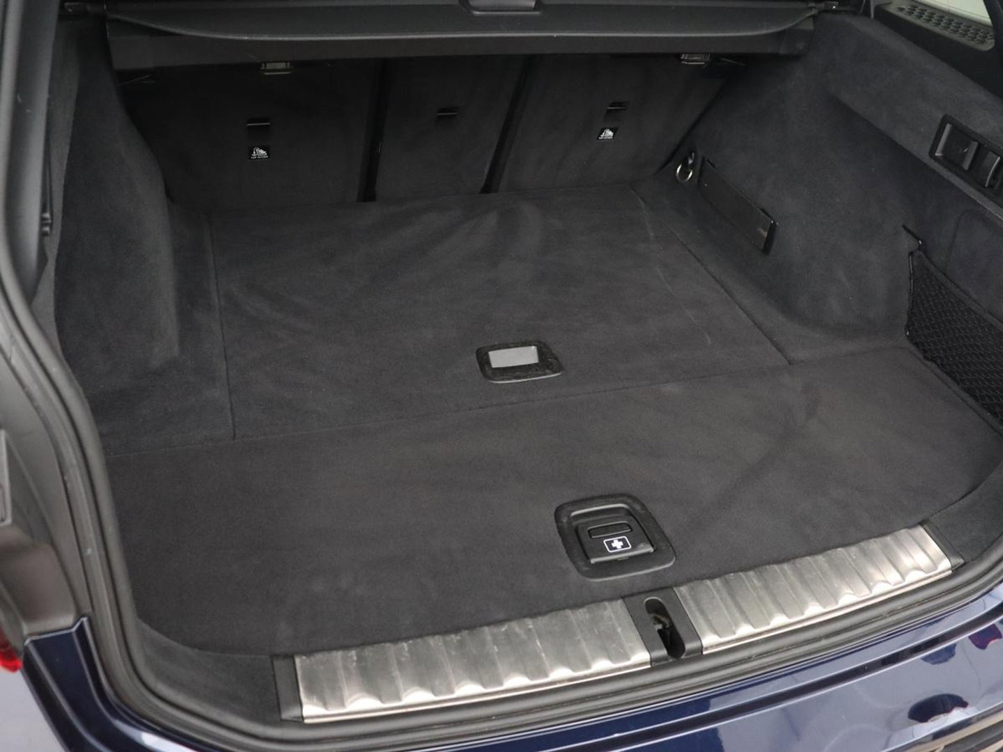 BMW 3 Serie 318i Luxury Line | Sportstoelen | Leder | Carplay | Live Cockpit | Sfeerverlichting | Trekhaak | Parkeerhulp | Climate control | Full LED | Cruise control | Bluetooth