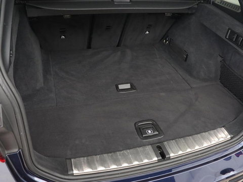 BMW 3 Serie 318i Luxury Line | Sportstoelen | Leder | Carplay | Live Cockpit | Sfeerverlichting | Trekhaak | Parkeerhulp | Climate control | Full LED | Cruise control | Bluetooth