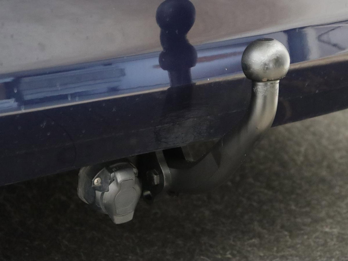 BMW 3 Serie 318i Luxury Line | Sportstoelen | Leder | Carplay | Live Cockpit | Sfeerverlichting | Trekhaak | Parkeerhulp | Climate control | Full LED | Cruise control | Bluetooth