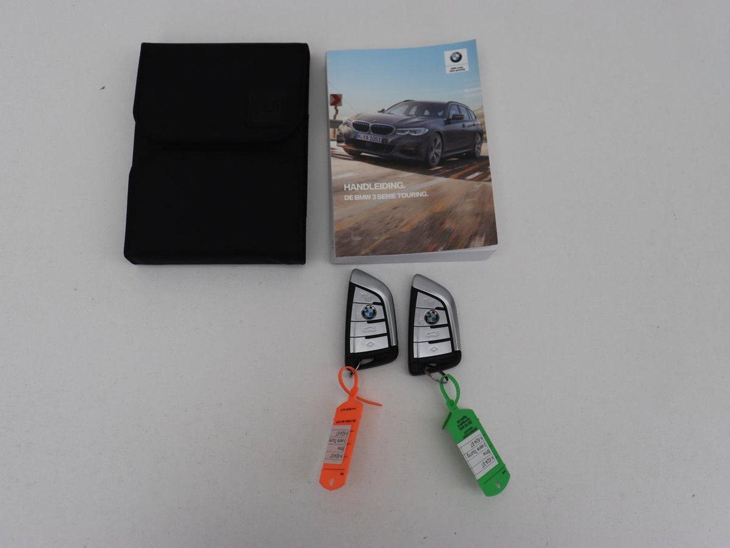 BMW 3 Serie 318i Luxury Line | Sportstoelen | Leder | Carplay | Live Cockpit | Sfeerverlichting | Trekhaak | Parkeerhulp | Climate control | Full LED | Cruise control | Bluetooth