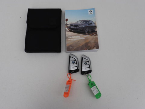 BMW 3 Serie 318i Luxury Line | Sportstoelen | Leder | Carplay | Live Cockpit | Sfeerverlichting | Trekhaak | Parkeerhulp | Climate control | Full LED | Cruise control | Bluetooth