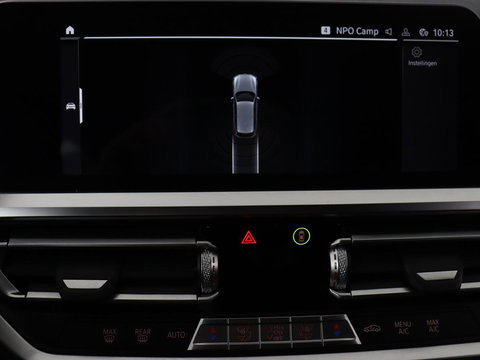 BMW 3 Serie 318i Luxury Line | Sportstoelen | Leder | Carplay | Live Cockpit | Sfeerverlichting | Trekhaak | Parkeerhulp | Climate control | Full LED | Cruise control | Bluetooth