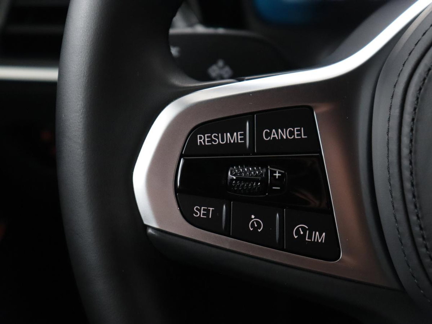 BMW 3 Serie 318i Luxury Line | Sportstoelen | Leder | Carplay | Live Cockpit | Sfeerverlichting | Trekhaak | Parkeerhulp | Climate control | Full LED | Cruise control | Bluetooth