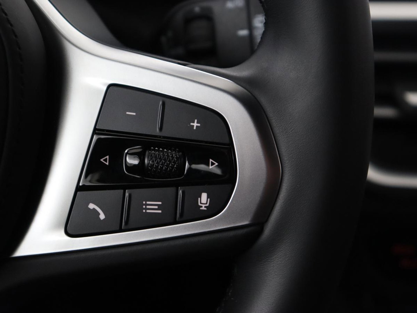 BMW 3 Serie 318i Luxury Line | Sportstoelen | Leder | Carplay | Live Cockpit | Sfeerverlichting | Trekhaak | Parkeerhulp | Climate control | Full LED | Cruise control | Bluetooth